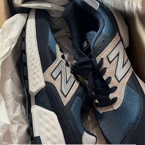 Size 9 men new balance shoes